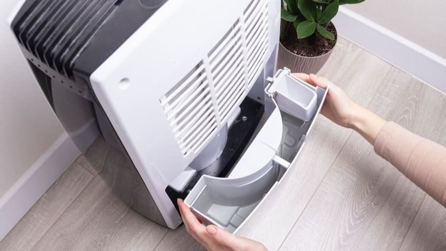 Replacing the water tank of a dehumidifier